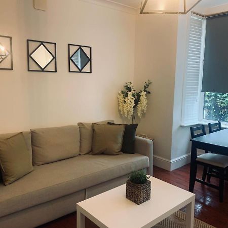 Unique 2 Bedroom Apartment In London/ Excel / Olympic City Close To Central Line Tube Station With Gated Parking Space Kültér fotó