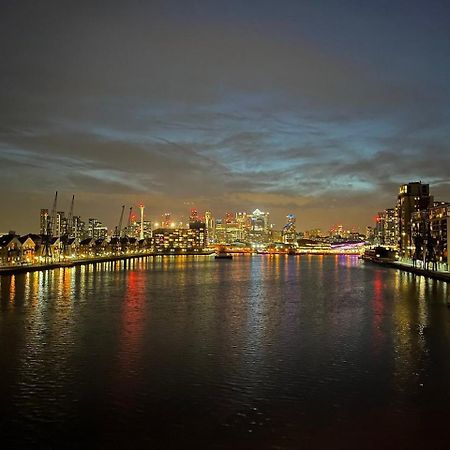 Unique 2 Bedroom Apartment In London/ Excel / Olympic City Close To Central Line Tube Station With Gated Parking Space Kültér fotó