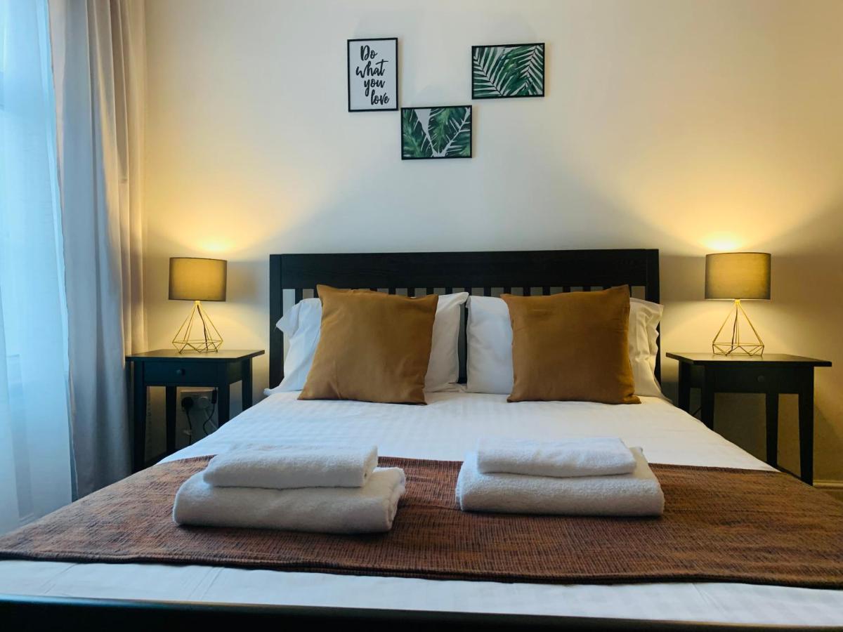 Unique 2 Bedroom Apartment In London/ Excel / Olympic City Close To Central Line Tube Station With Gated Parking Space Kültér fotó