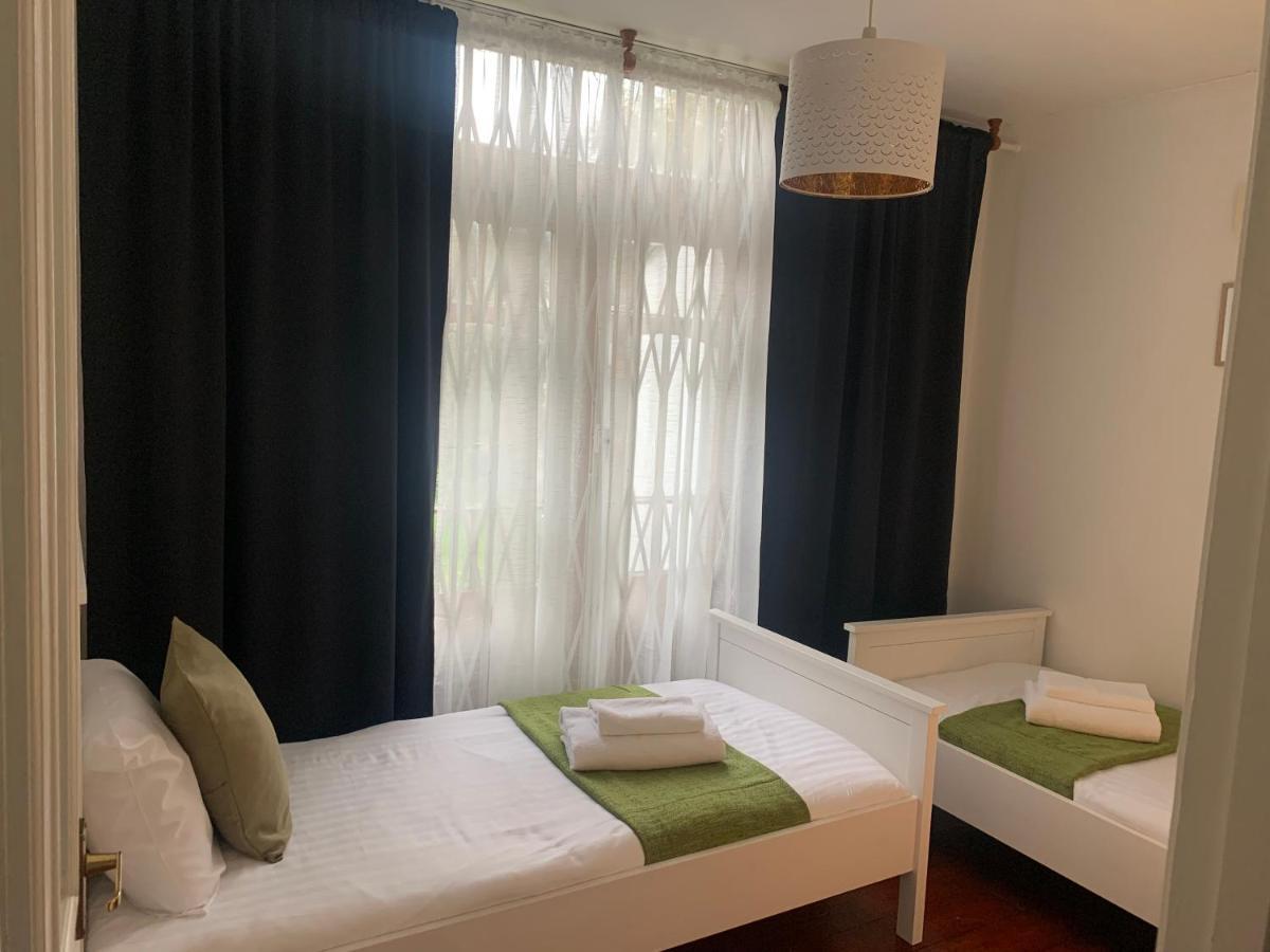 Unique 2 Bedroom Apartment In London/ Excel / Olympic City Close To Central Line Tube Station With Gated Parking Space Kültér fotó